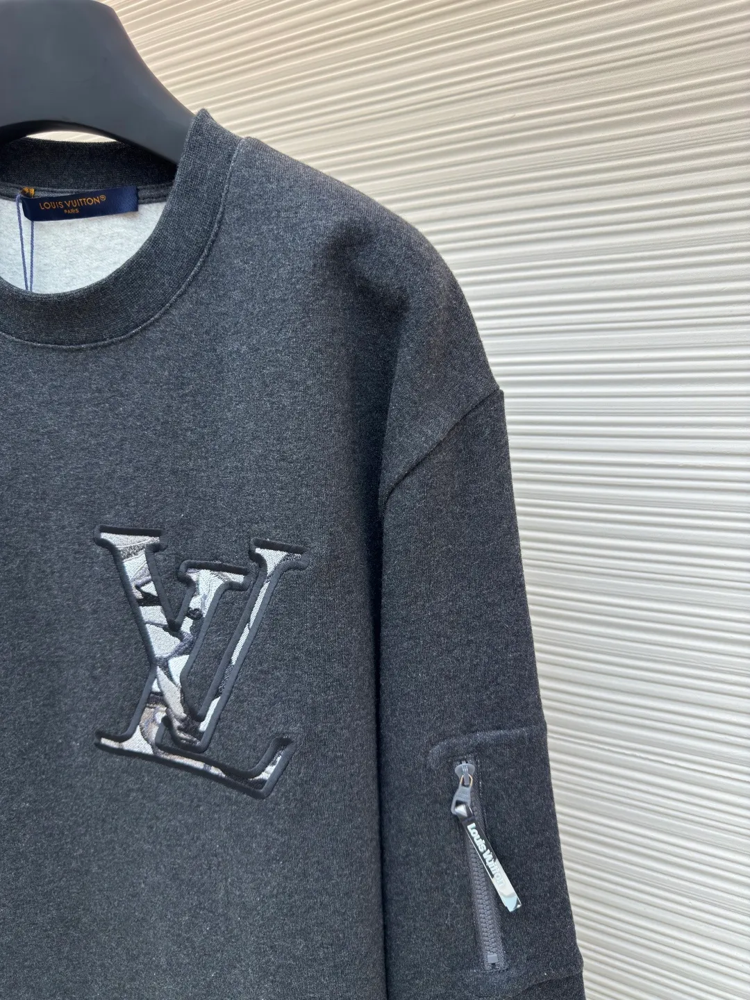 LOUIS VUITTON Sleeve Pocket Pullover Sweatshirt ●Authentic product: 10200 purchased and developed ●Item number: 1680291-A85 ●Fabric: double-ply cotton sweatshirt fabric ●Technology: embroidery production ●Version: fitted version ●Weight: about 590 grams ●Size: XS-S-M-L ●Description: The fabric is made of 32s double-ply cotton sweatshirt fabric. Y version of the yarn color was purchased. Special dark gray cotton yarn was ordered and spun to make cotton yarn. The gray fabric was woven in a large circle. After the gray fabric was washed and shaped, the base fabric was made of fleece and shearing. It was matched with special yarns on the same surface to make ribbing. The front and back panels were embroidered by Japanese Tajima embroidery machine, flat embroidery and three-dimensional overlapping stitch embroidery. The sleeves were opened with a flat car template machine and the pendant was printed with a three-dimensional silicone color sealing film. The overall wiring is straight and delicate, the fabric is comfortable and soft, and the color is consistent without color difference. It can be matched with the same style to create a fashionable look and control various occasions. Customized accessories, complete with three standards, same style for men and women!